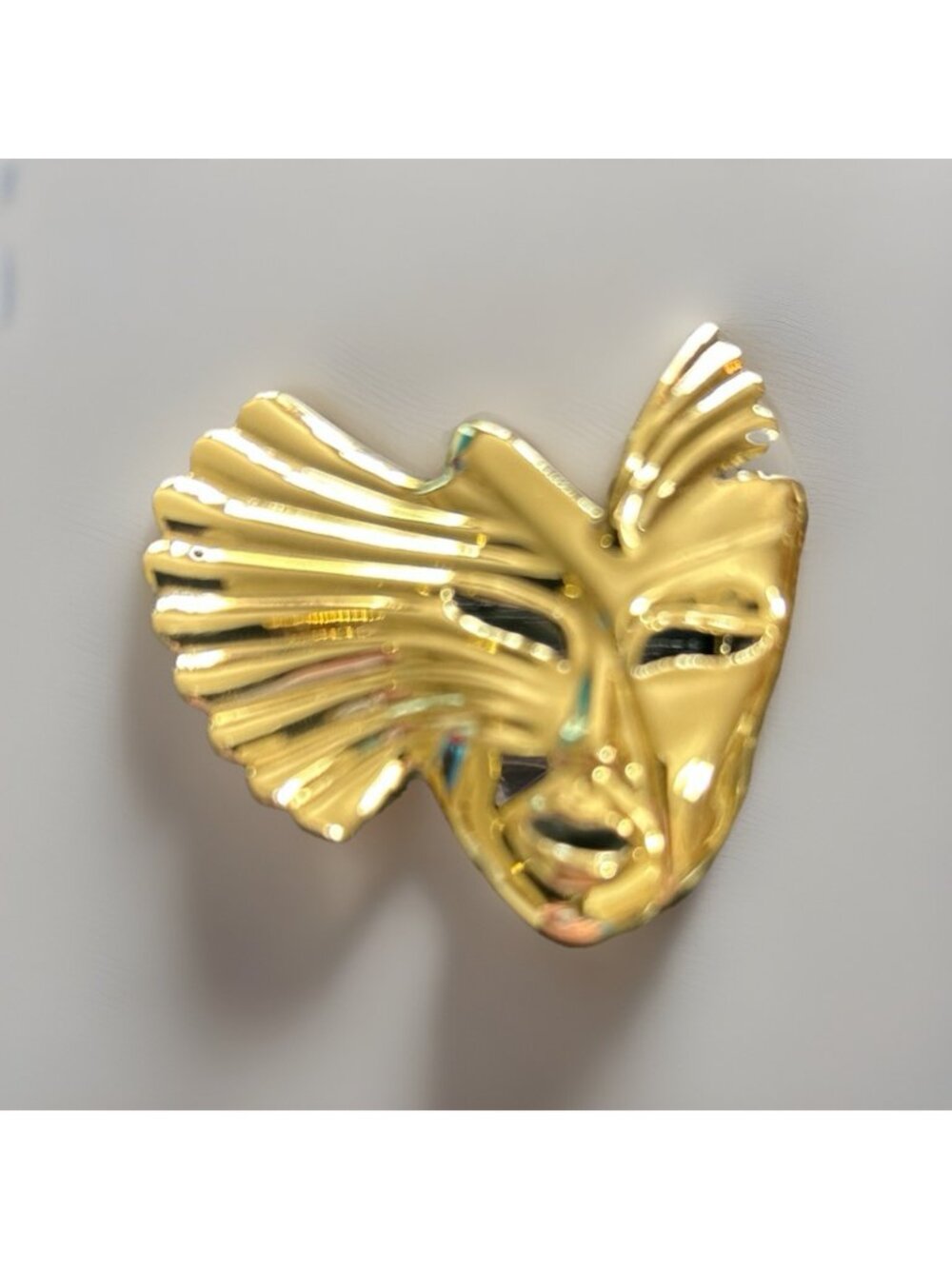 Open mouth eyes FACE MASK MARDI GRAS THEATER brushed Gold tone Brooch Pin 1.5”